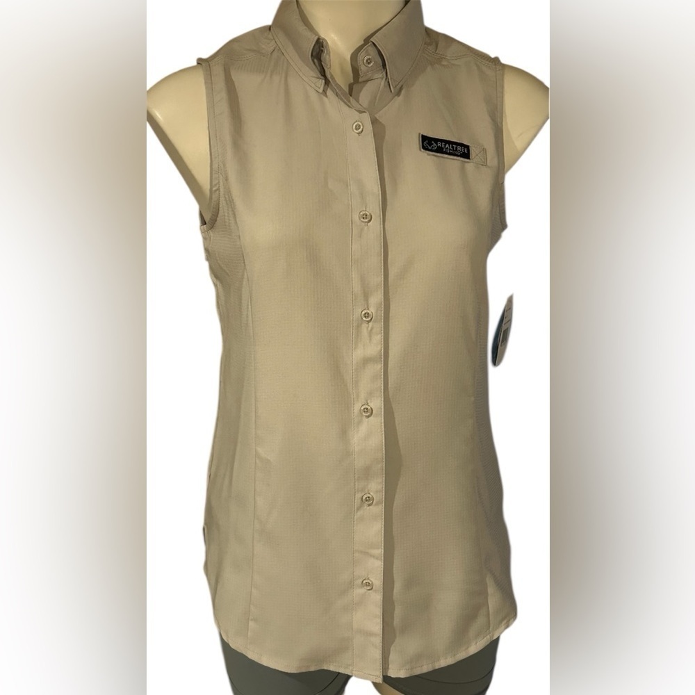 Realtree Women's Sleeveless fishing top size small.